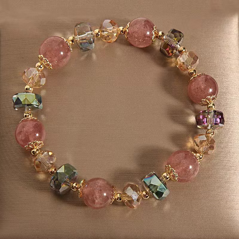 The new natural strawberry crystal bracelet is fashionable and versatile bracelet for women