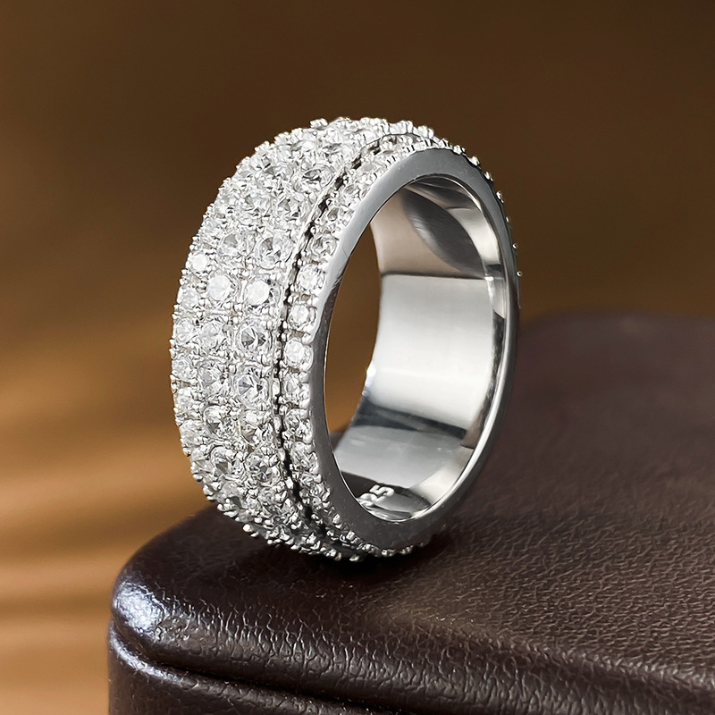 When it comes to running the square diamond turning ring, you can slide the luxury atmosphere of the male and female pair rings, European and American rings
