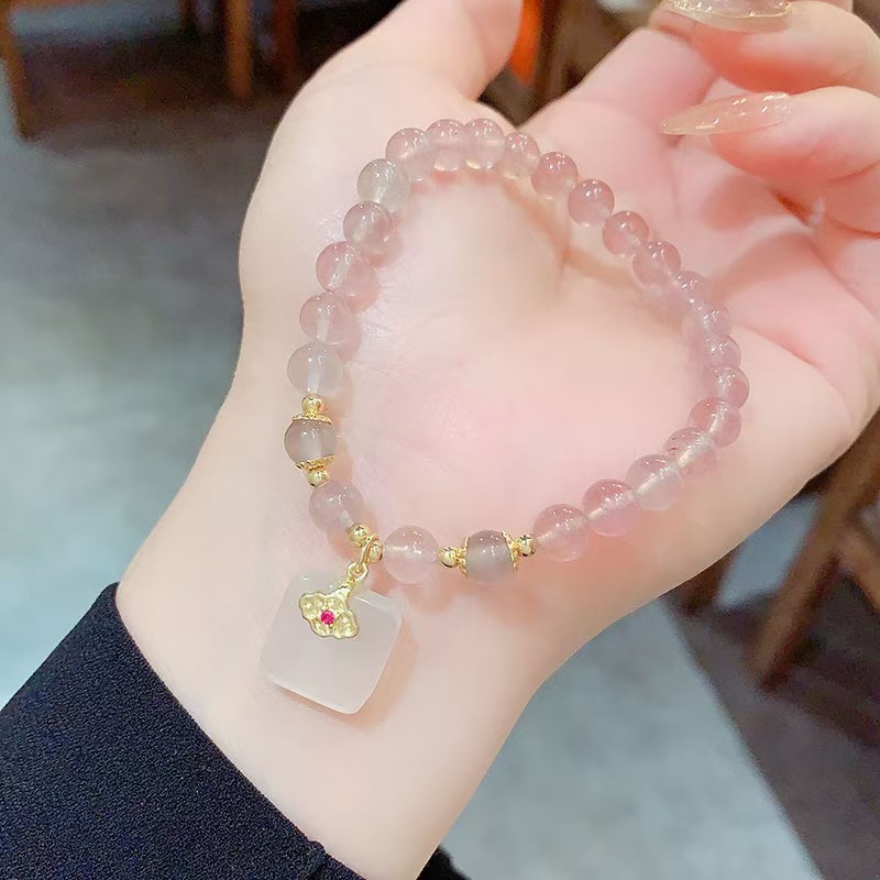 Natural strawberry crystal bracelet is a niche light luxury national style new Chinese crystal beaded bracelet with sweet and popular bracelets