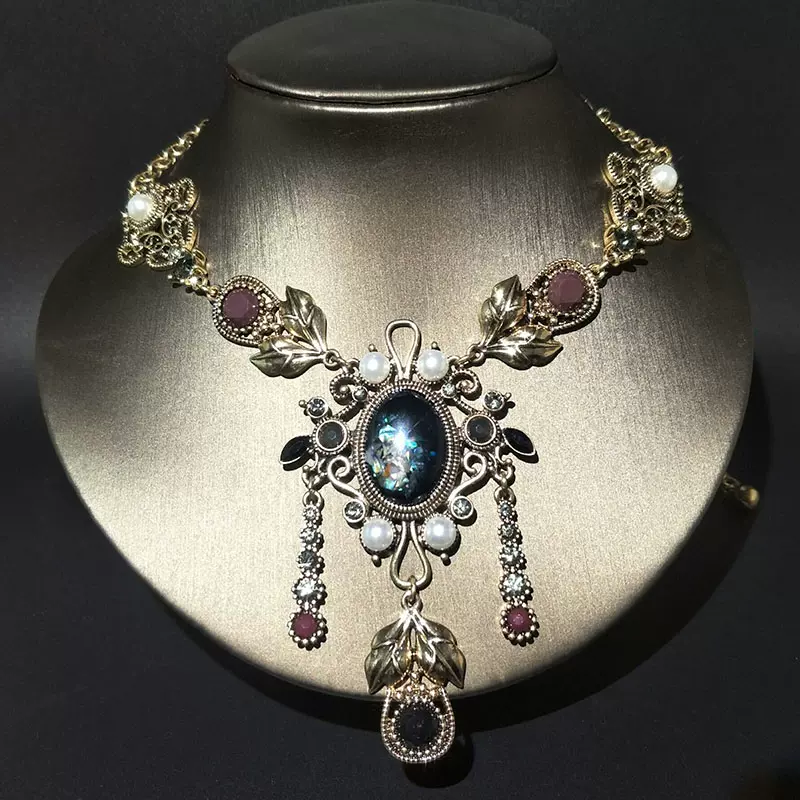 European and American retro Han clothing necklace female crystal pearl clavicle chain Jewel pendant sweater chain with 100 accessories