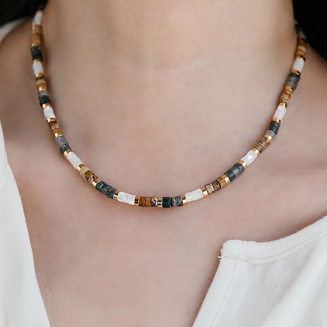 Vintage natural stone color necklace women's summer sense of luxury niche fritillary dopamine beaded clavicle chain necklace jewelry
