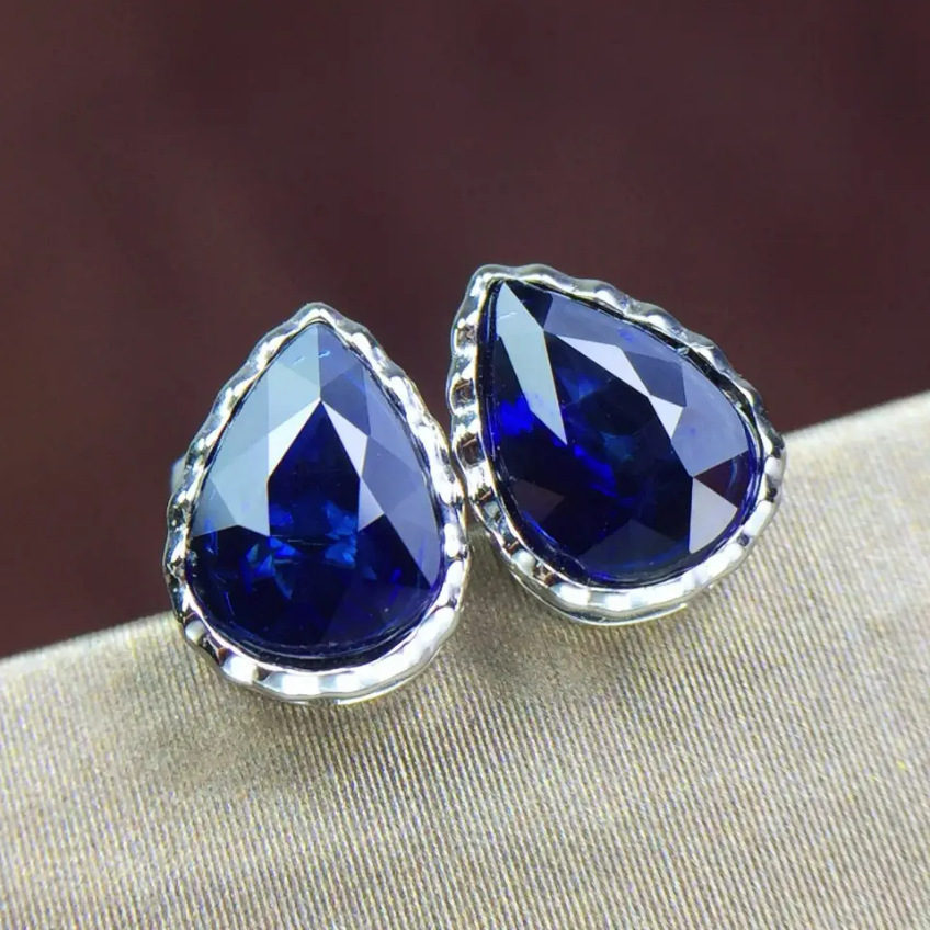Lab-grown sapphire pillow-shaped, egg-shaped, oval loose stone has complete specifications and is weighed and shipped