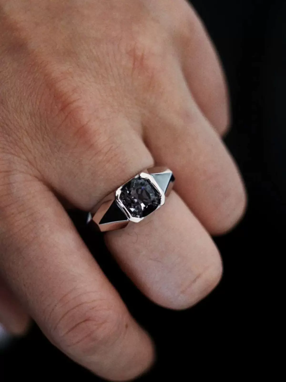 The new S925 sterling silver samurai's armor is dark shining metal gray ring, spinel yuppie opening adjustable men's ring