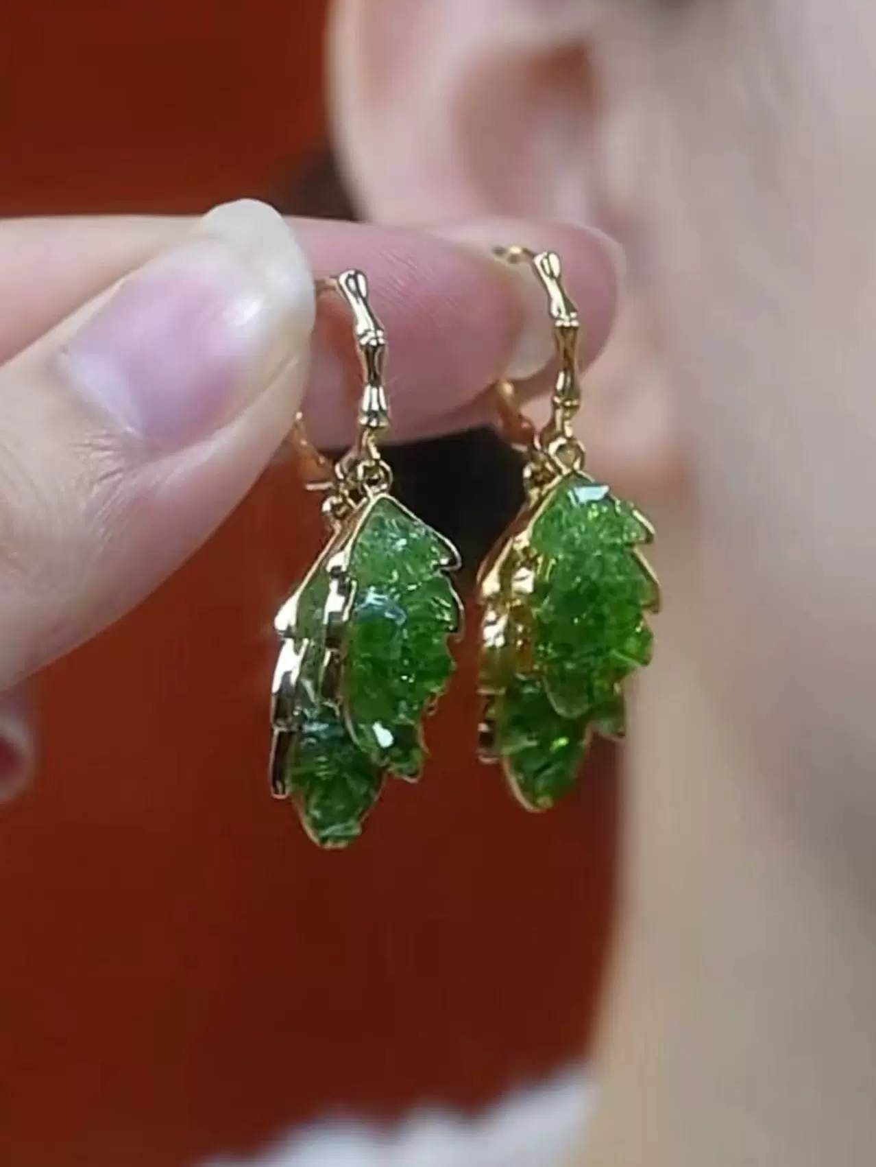 Vintage green crystal leaf earring Girl Sweet niche show face thin earrings super flash a leaf rich fringe earrings