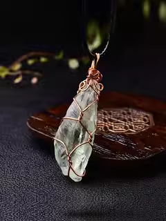 Natural green crystal raw stone winding pendant Green backbone crystal men's and women's jewelry pendant holiday gift